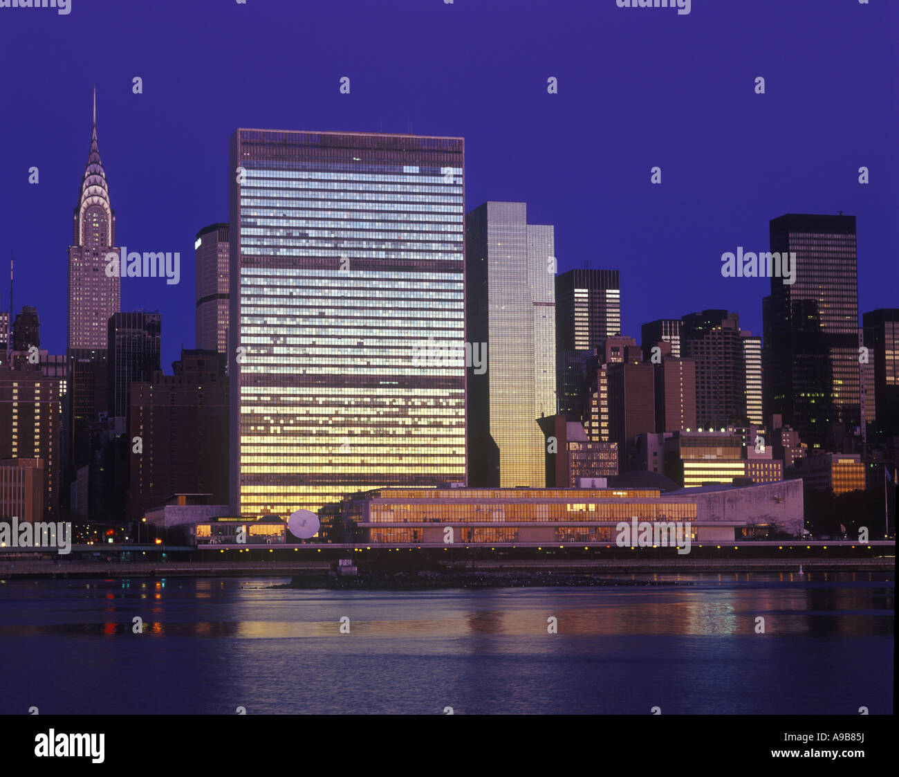 CHRYSLER GEBÄUDE (©WLLIAM VAN ALEN 1930) UNITED NATIONS GEBÄUDE (©NIEMEYER, LE COURBSIER, HARRISON 1951) MIDTOWN SKYLINE MANHATTAN NEW YORK CITY USA Stockfoto