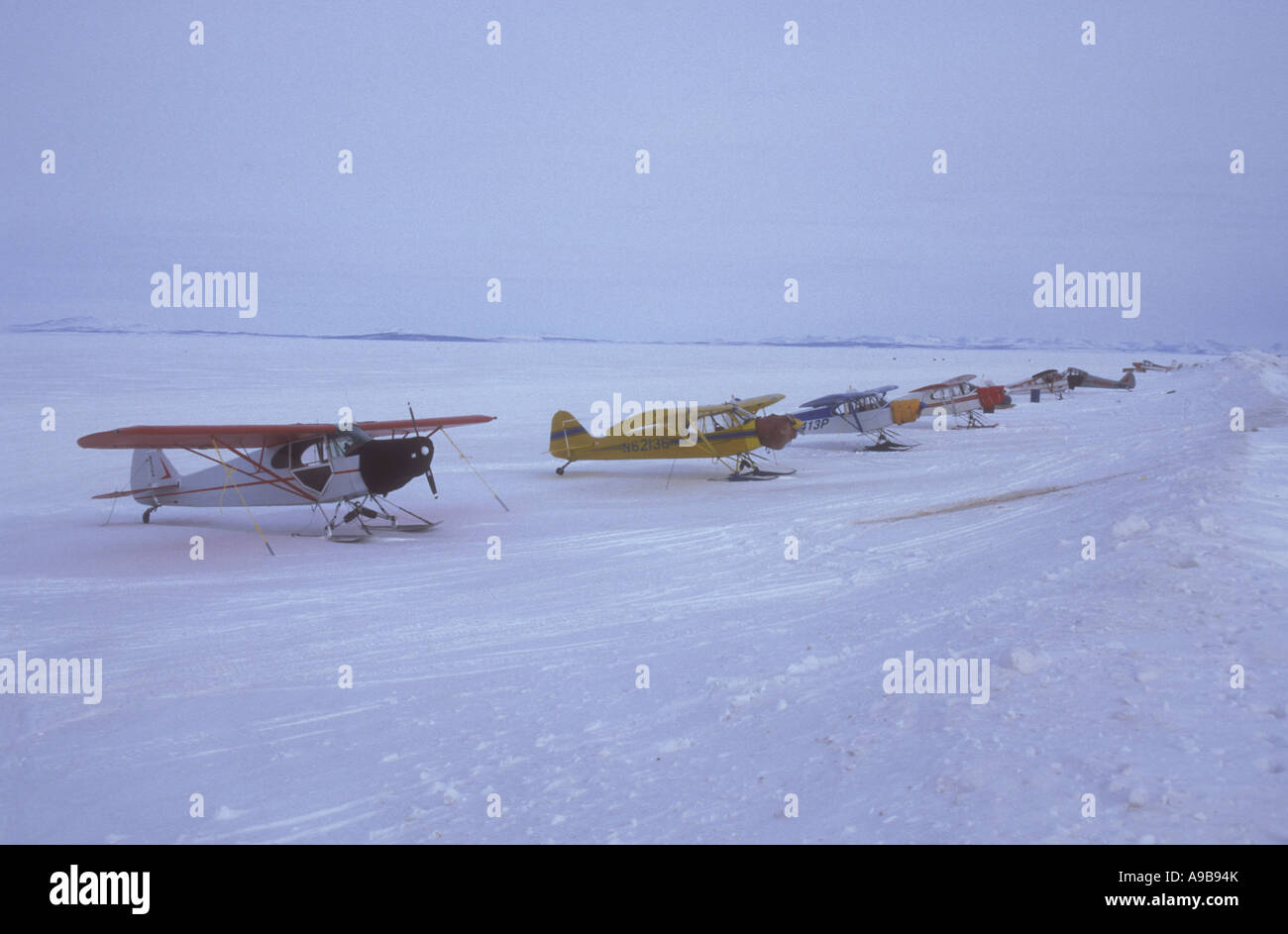 Kleine Flugzeuge geparkt auf Packice in Kotzebue Ton, Winter, NW-Alaska Stockfoto