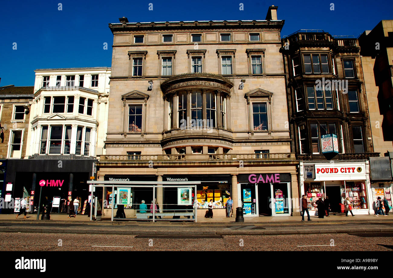 Geschäfte auf der Nordseite der Princes Street, Edinburgh, Schottland, UK Stockfoto