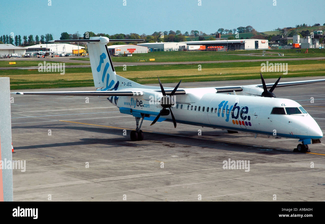 Flybe de Havilland Dash 8 Twin-Turboprop Flugzeug auf der Landebahn am Flughafen Manchester Stockfoto