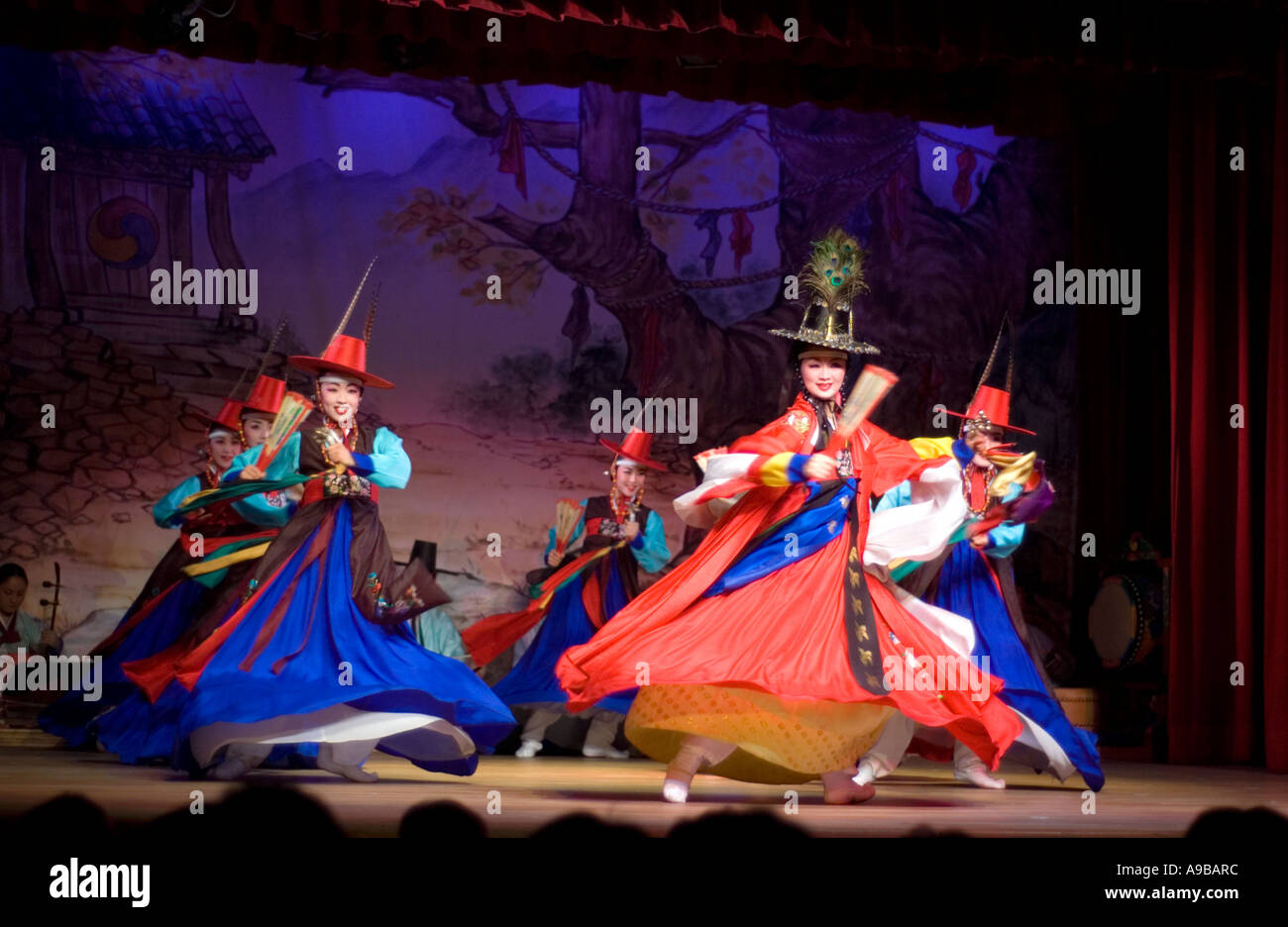 Traditionelle Musik Und Tanz Performance Im Korea Haus In Seoul Sudkorea Stockfotografie Alamy