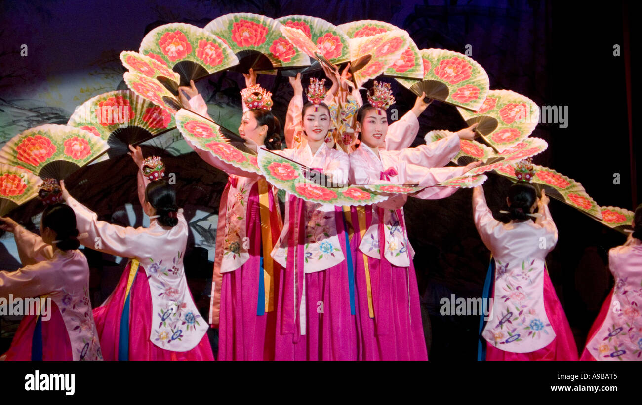 Traditionelle Musik Und Tanz Performance Im Korea Haus In Seoul Sudkorea Stockfotografie Alamy