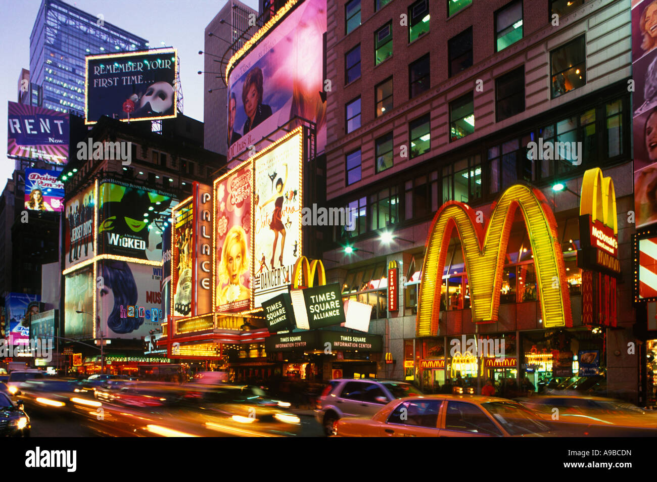 NEON THEATER SCHILDER GELBE TAXI TAXIS TIMES SQUARE MIDTOWN MANHATTAN NEW YORK CITY USA Stockfoto