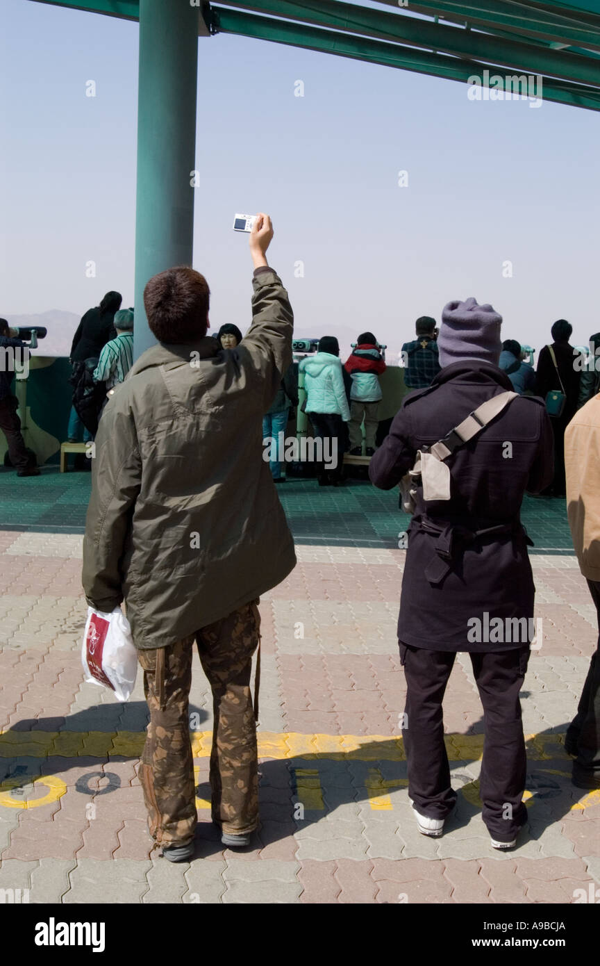 Fotos sind nicht jenseits dieser Linie in eine DMZ übersehen in Südkorea zu entnehmen. Stockfoto