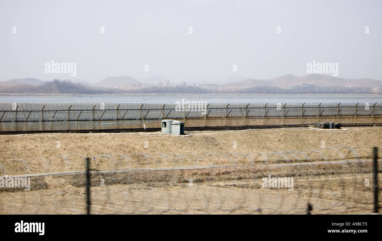 Ein Propaganda-Dorf in Nordkorea, von Südkorea über den Han-Fluss gesehen. Stockfoto