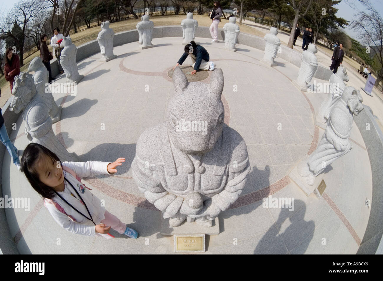 Skulpturengarten im National Folk Museum im Gyeongbok Palast in Seoul, Südkorea. Stockfoto