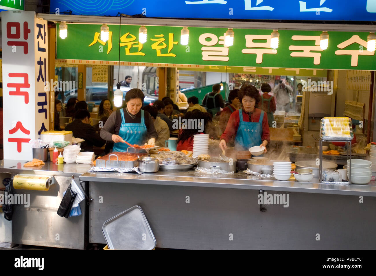Garküche in Namdaemun-Markt in Seoul, Südkorea. Stockfoto