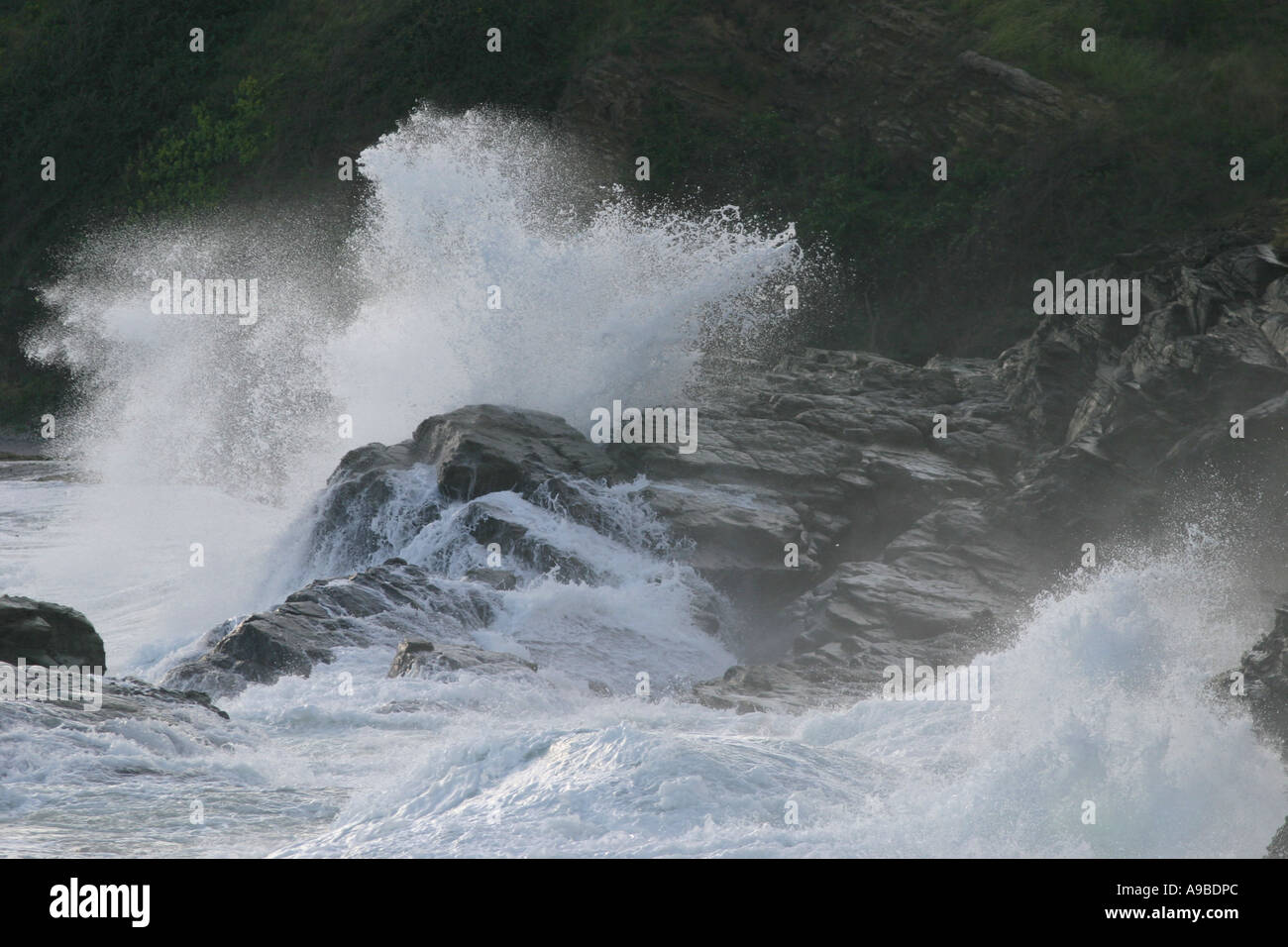 Meer Welle brechen gegen Felsen in der Nähe von Varvara, Schwarzmeer-Küste Stockfoto