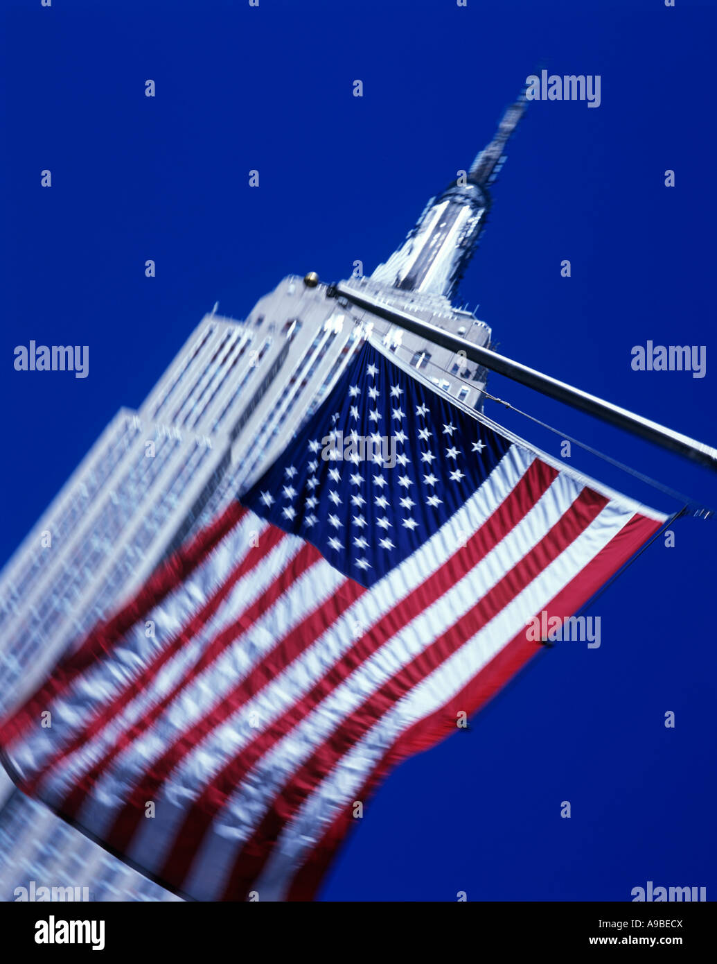 UNITED STATES FLAG EMPIRE STATE BUILDING (© SHREVE LAMM & HARMON 1931) MANHATTAN NEW YORK CITY USA Stockfoto