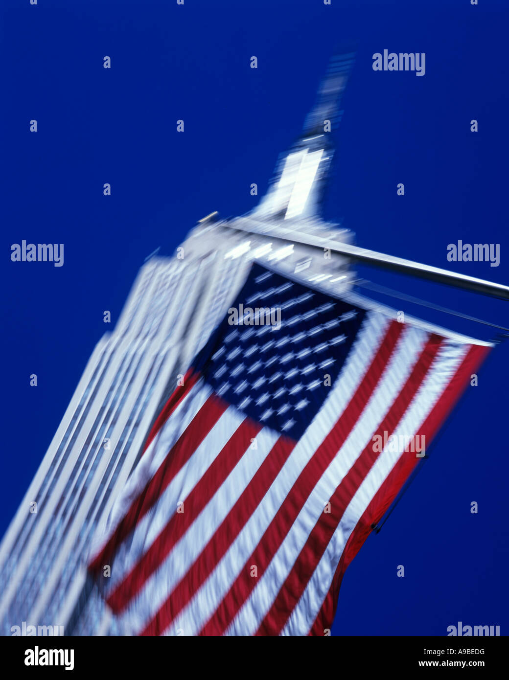 UNITED STATES FLAG EMPIRE STATE BUILDING (© SHREVE LAMM & HARMON 1931) MANHATTAN NEW YORK CITY USA Stockfoto