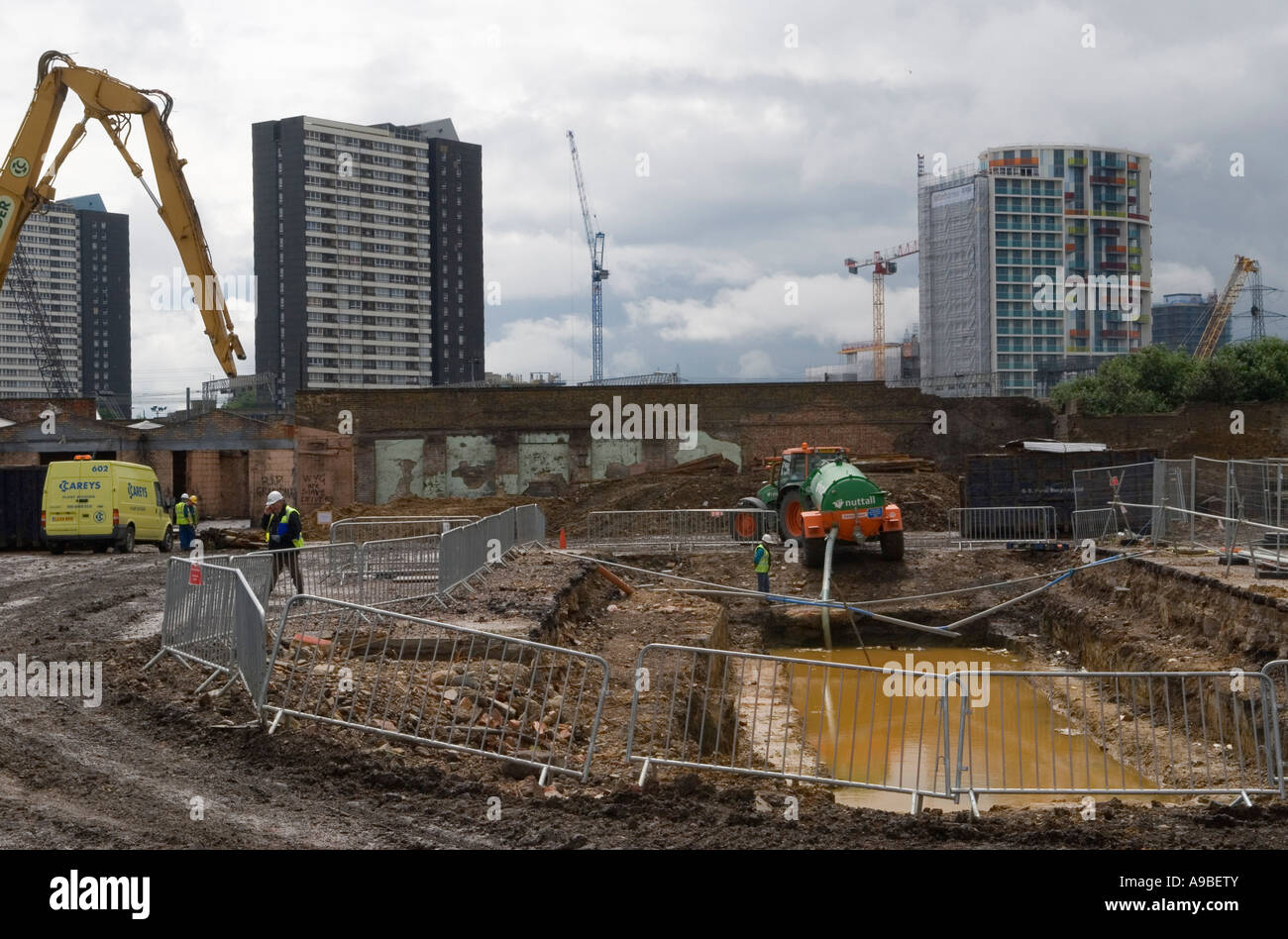Archäologische Ausgrabung London, Bau des London Olympic Park. Die Bauarbeiten des Aquatic Centre wurden aufgrund der Entdeckung einer eisenzeitlichen Siedlung gestoppt. Stockfoto