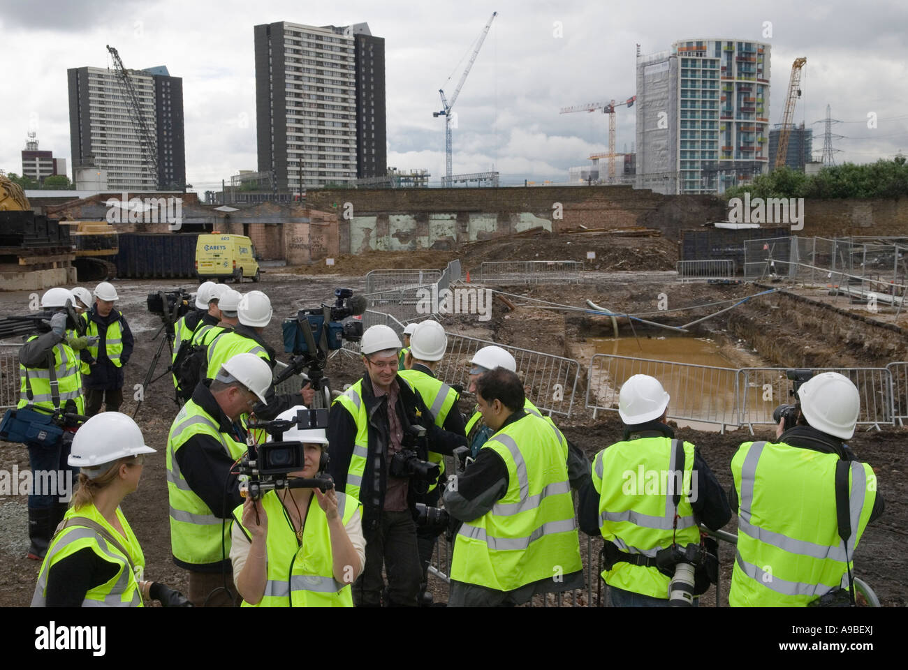 Pressefotografen besuchen die Stätte des Dorfes der Olympischen Spiele 2012 und der Arena Hackney Marsh Area Stratford England Großbritannien 2000er Jahre 2007 HOMER SYKES Stockfoto