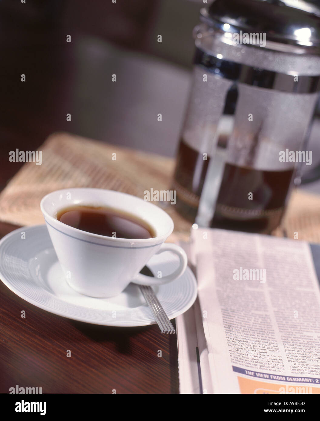 Kaffeepause: Eine cafeteria, Kaffeetasse und Zeitung. Stockfoto