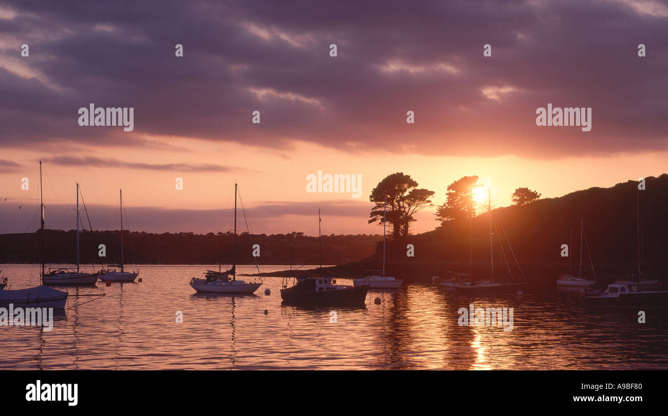 Sonnenuntergang über einem Bach auf dem River Fal St nur in Roseland nr Falmouth Cornwall Großbritannien Stockfoto