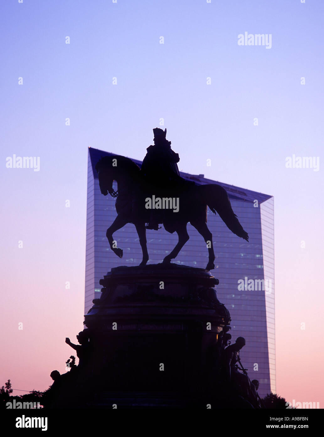 GEORGE WASHINGTON STATUE (©RUDOLF SIEERING 1897) WASHINGTONER DENKMAL BENJAMIN FRANKLIN PARKWAY PHILADELPHIA PENNSYLVANIA USA Stockfoto