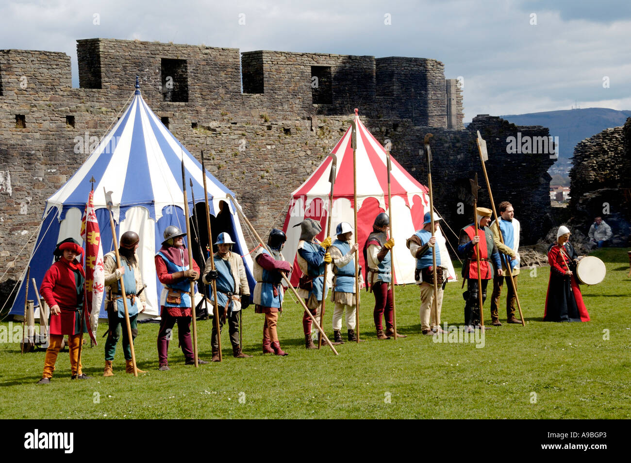 Die Unternehmen der Ritterlichkeit Nachstellung des mittelalterlichen Lebens im Jahr 1370 bei Caerphilly Castle South Wales UK Stockfoto