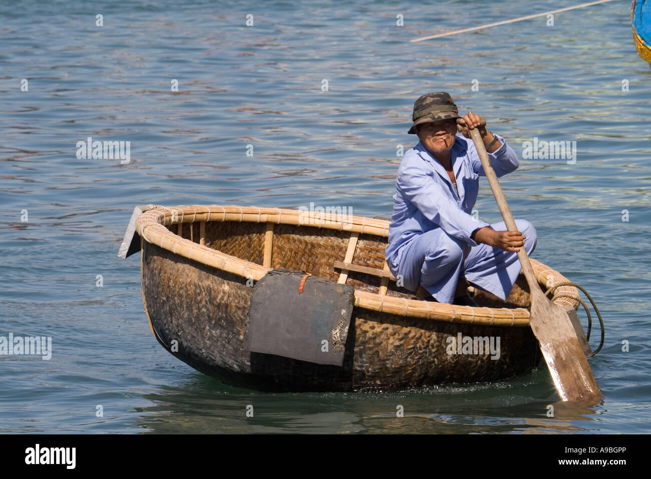 Vietnamesische geflochtenem Bambus Korb Boot Stockfotografie - Alamy