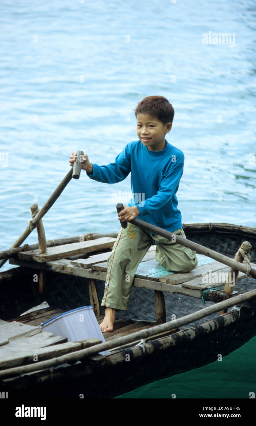 Kleiner Junge in kleinen Ruderboot, Halong Bucht, Vietnam Stockfoto