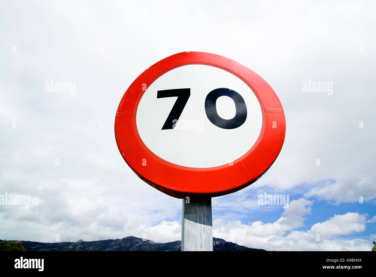 gebogenes Schild mit Himmel im Hintergrund Spanien Stockfoto
