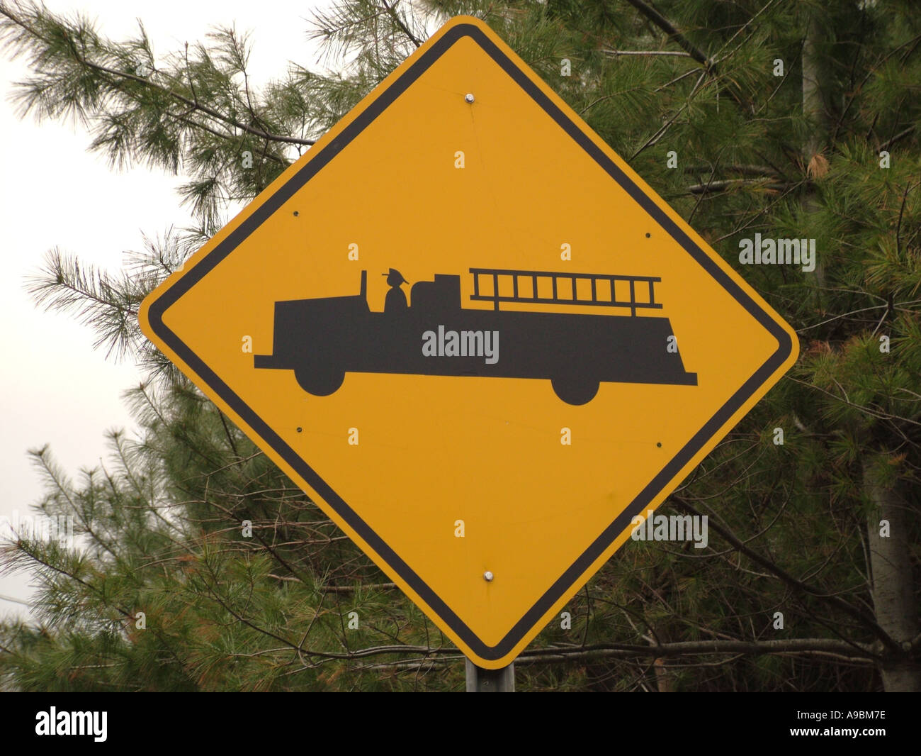 AJD42599, Straßenschild, Notfall Fahrzeuge betreten Highway Stockfoto