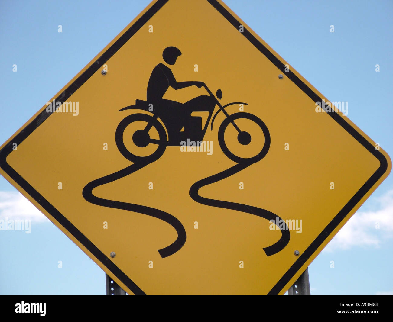 AJD42602, Straßenschild, Vorsicht gerillt Bürgersteig vor Zeichen Stockfoto