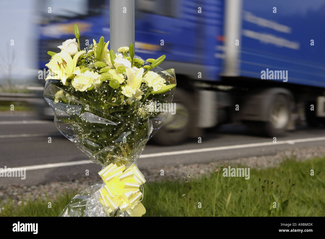 Tod auf dem Straßen-LKW vorbei ein floral Tribute Kennzeichnung der Stelle von einem tödlichen Verkehrsunfall zu beschleunigen Stockfoto
