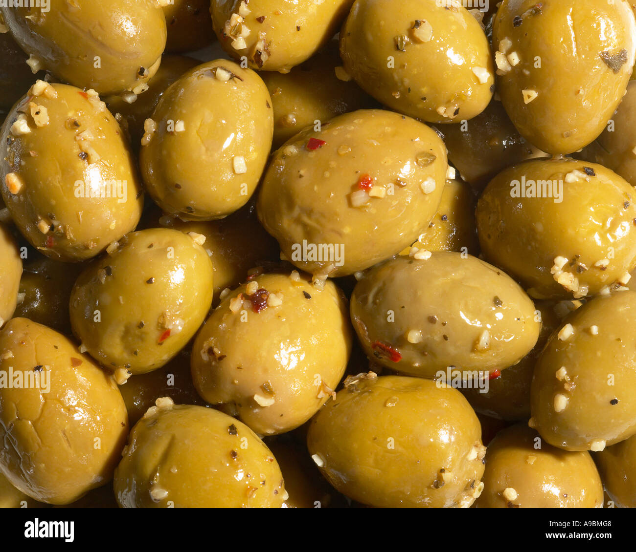 Sizilianische gewürzte Oliven, volle horizontale Blutung Stockfoto