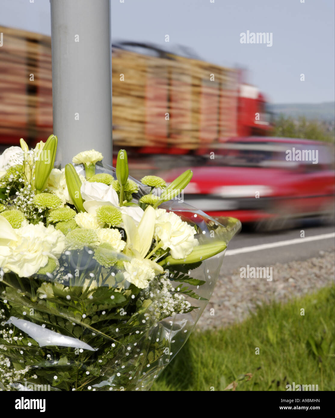 Tod Auto und Holz LKW vorbei ein floral Tribute Kennzeichnung der Stelle von einem tödlichen Verkehrsunfall zu beschleunigen Stockfoto