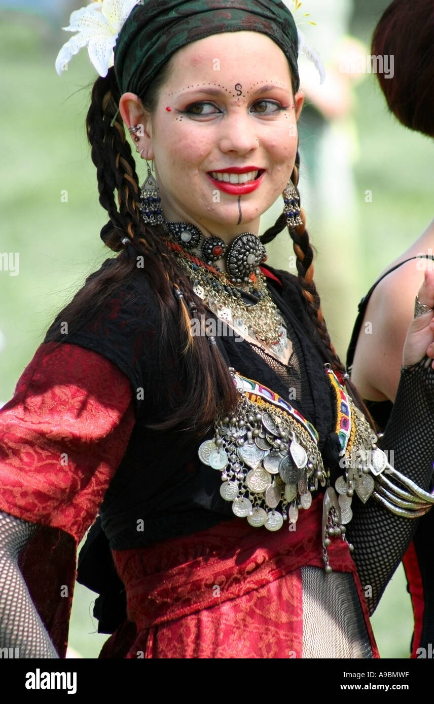 Mädchen in traditioneller Kleidung der Zigeuner Stockfoto