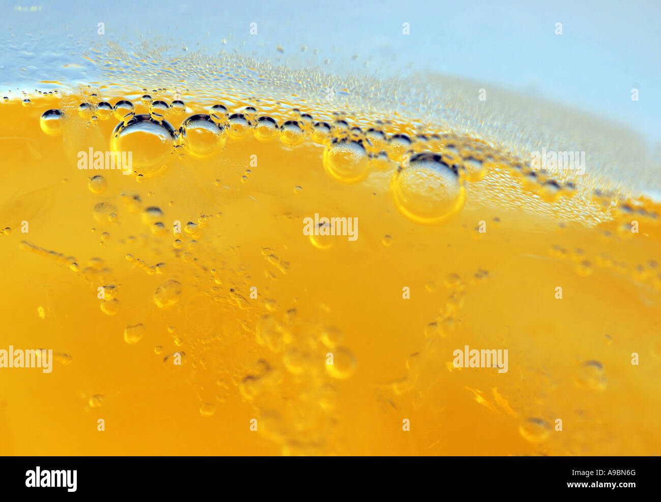 Makroaufnahme von Luftblasen im gelbe Flüssigkeit Stockfoto