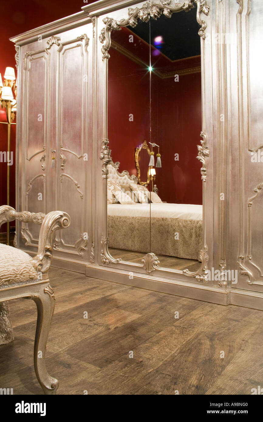 Silber fertigen Zimmer klassisch in rot Wand Schlafzimmer Stockfoto