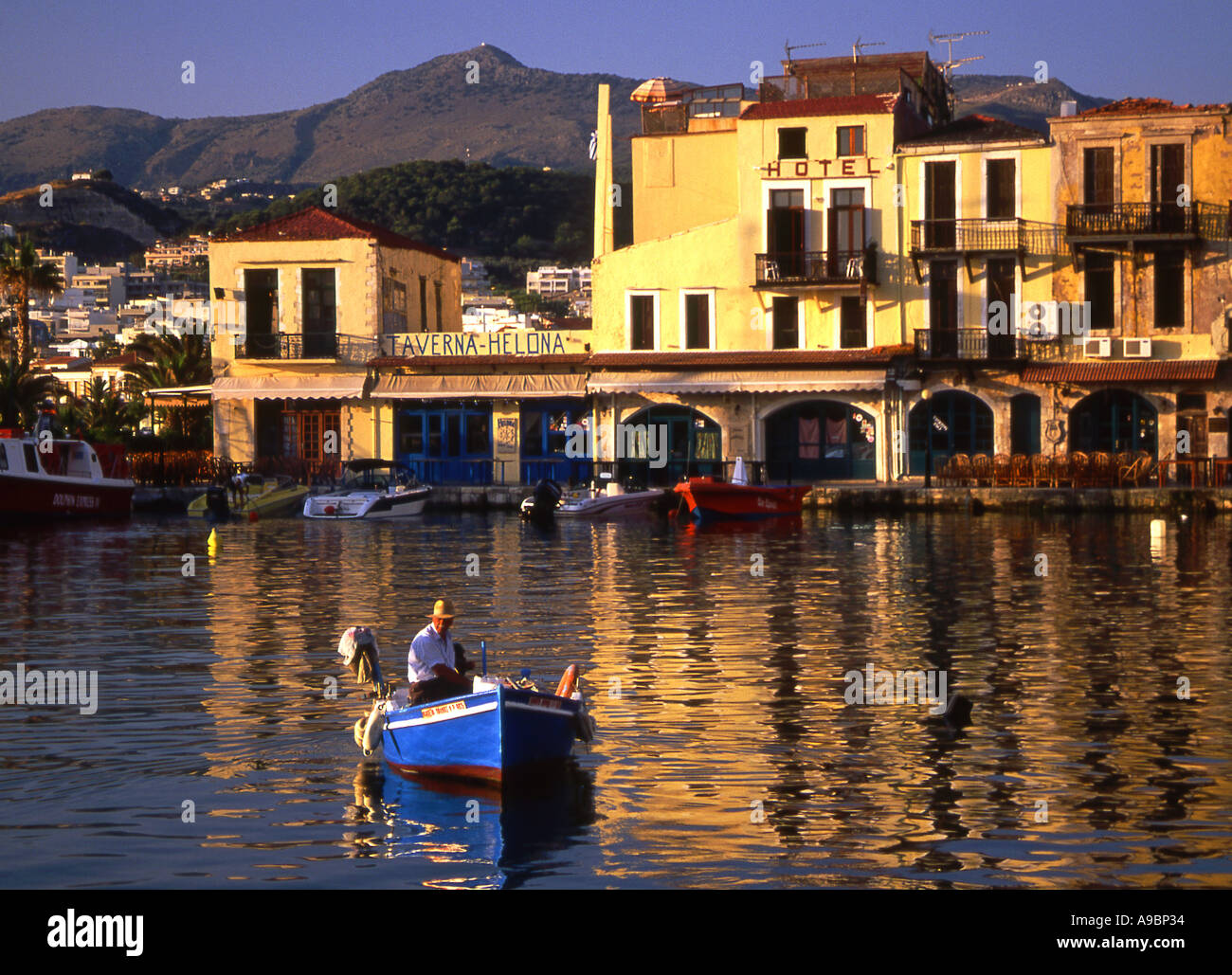 Griechische Fischer in frühen Morgenstunden Rethymnon Hafen Rethymnon Kreta Griechenland Stockfoto