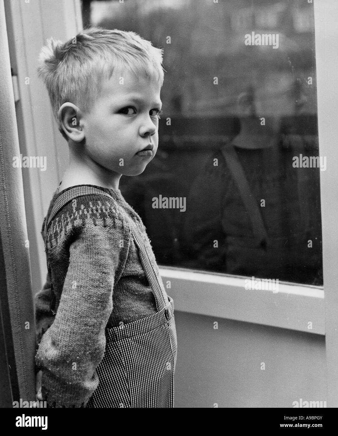 JUNGE STIRNRUNZELN Stockfoto