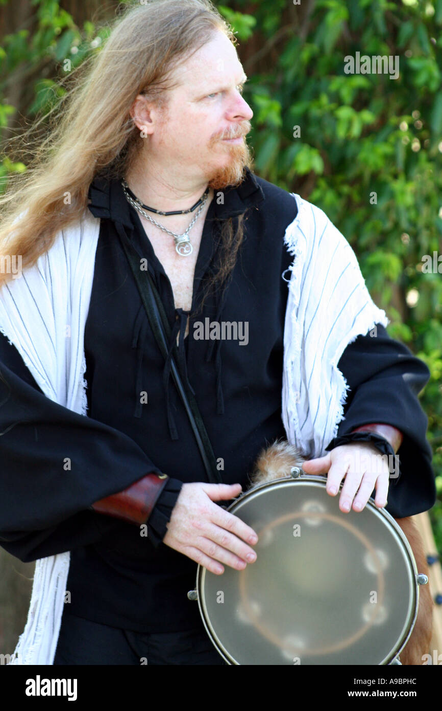 Schlagzeuger in Renaissance-Kleidung Stockfoto