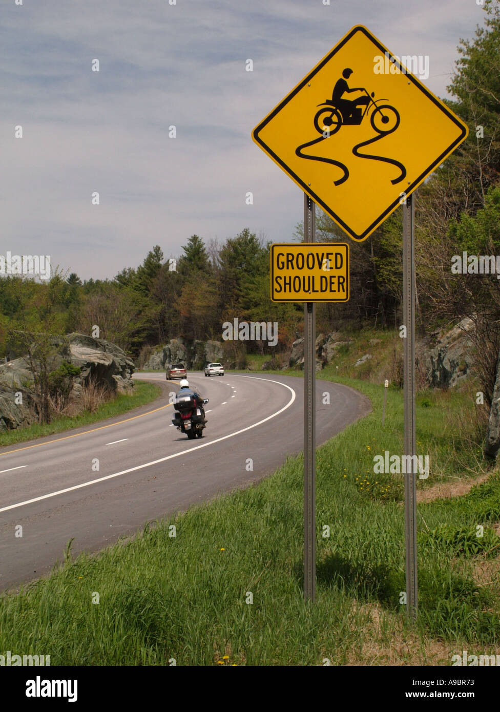 AJD42748, Straßenschild, Vorsicht gerillt Schulter Zeichen Stockfoto