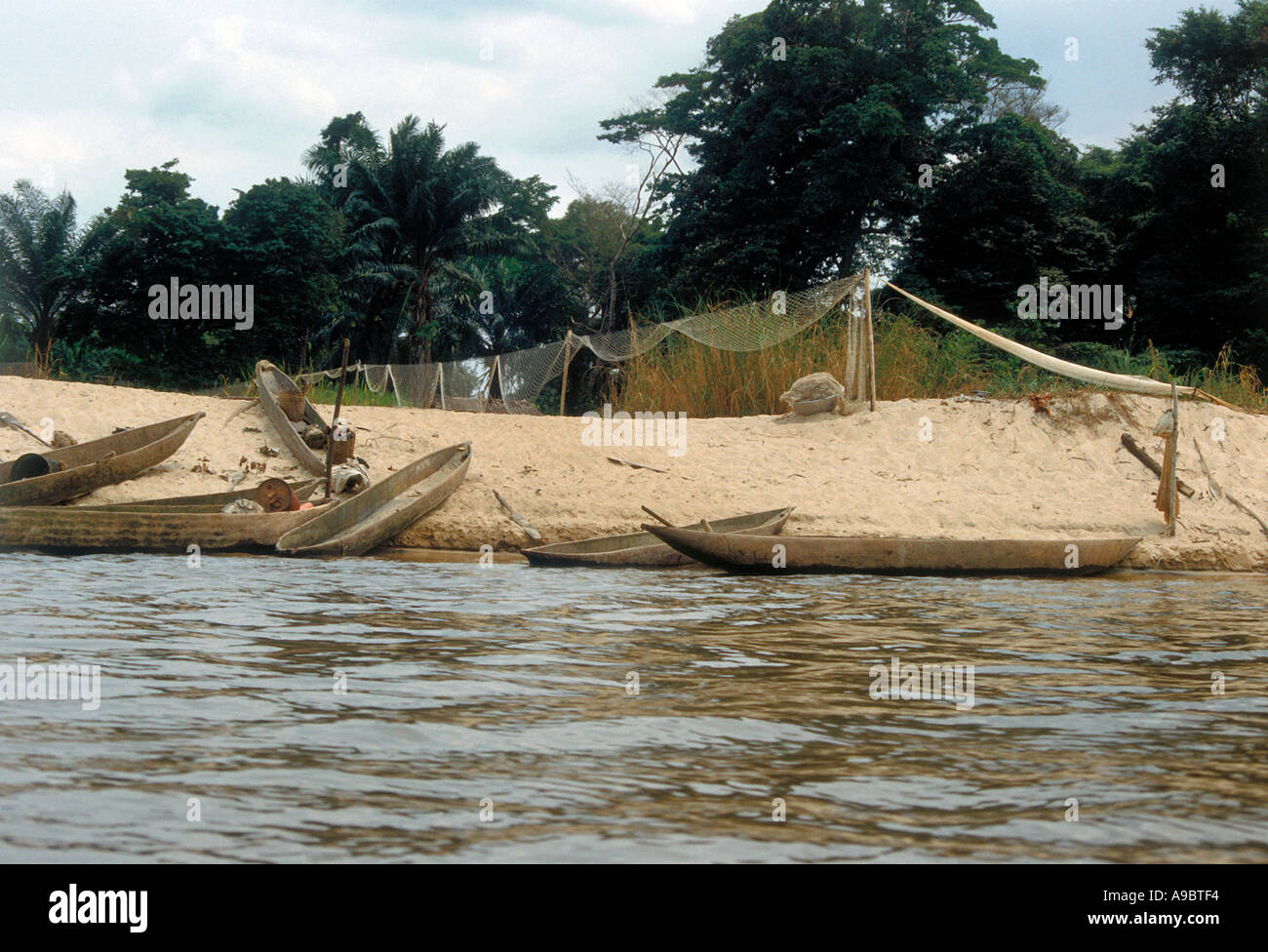 Einbäume am Fluss Kongo-Republik Kongo-Kongo-brazzaville Stockfoto