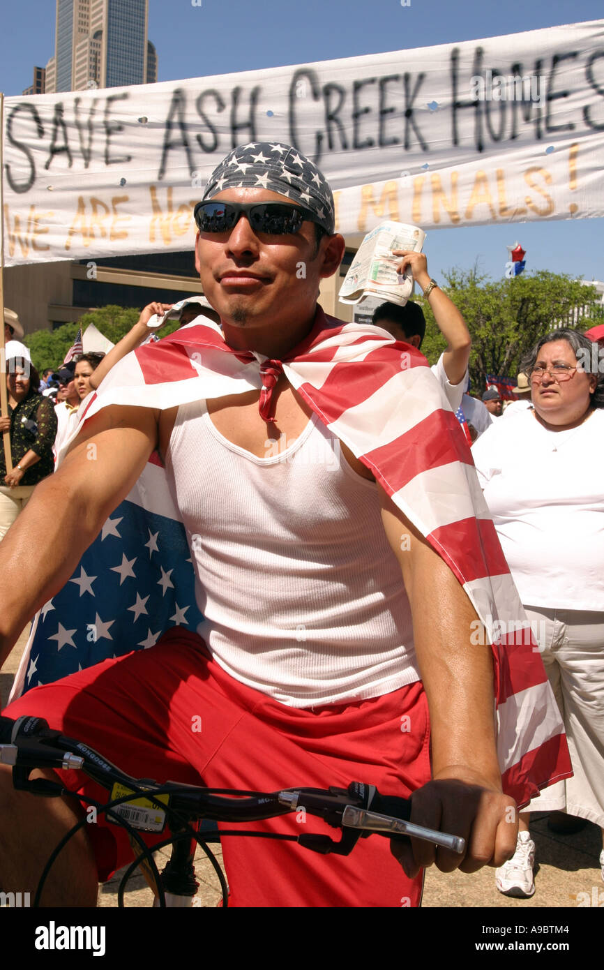 American Hispanic Mann auf einem Fahrrad, amerikanische Flagge tragen. Einwanderung-Rallye, Dallas, Texas, USA Stockfoto