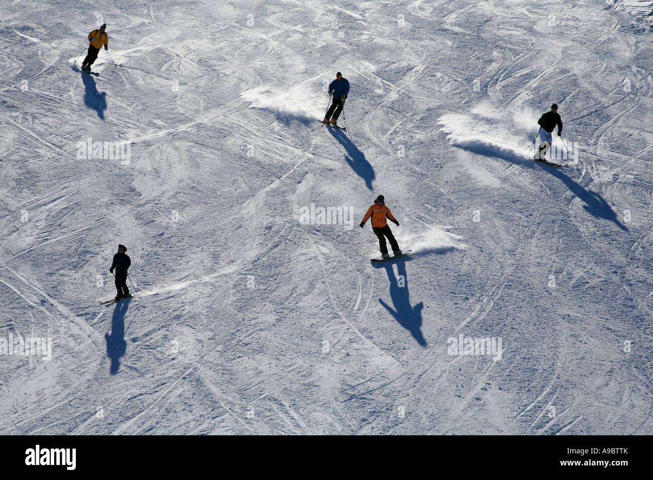 Fünf Skifahrer auf der Piste in Zermatt Schweiz Stockfoto