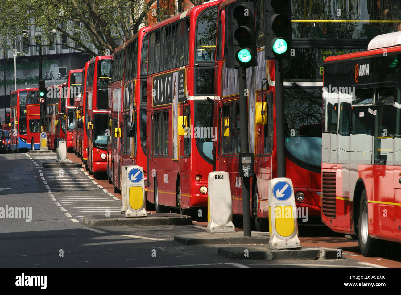 Londoner Busse hielt in einer Busspur in Charing Cross Road, London, UK, wegen der vorübergehenden Schließung der einen Weg vor. Stockfoto