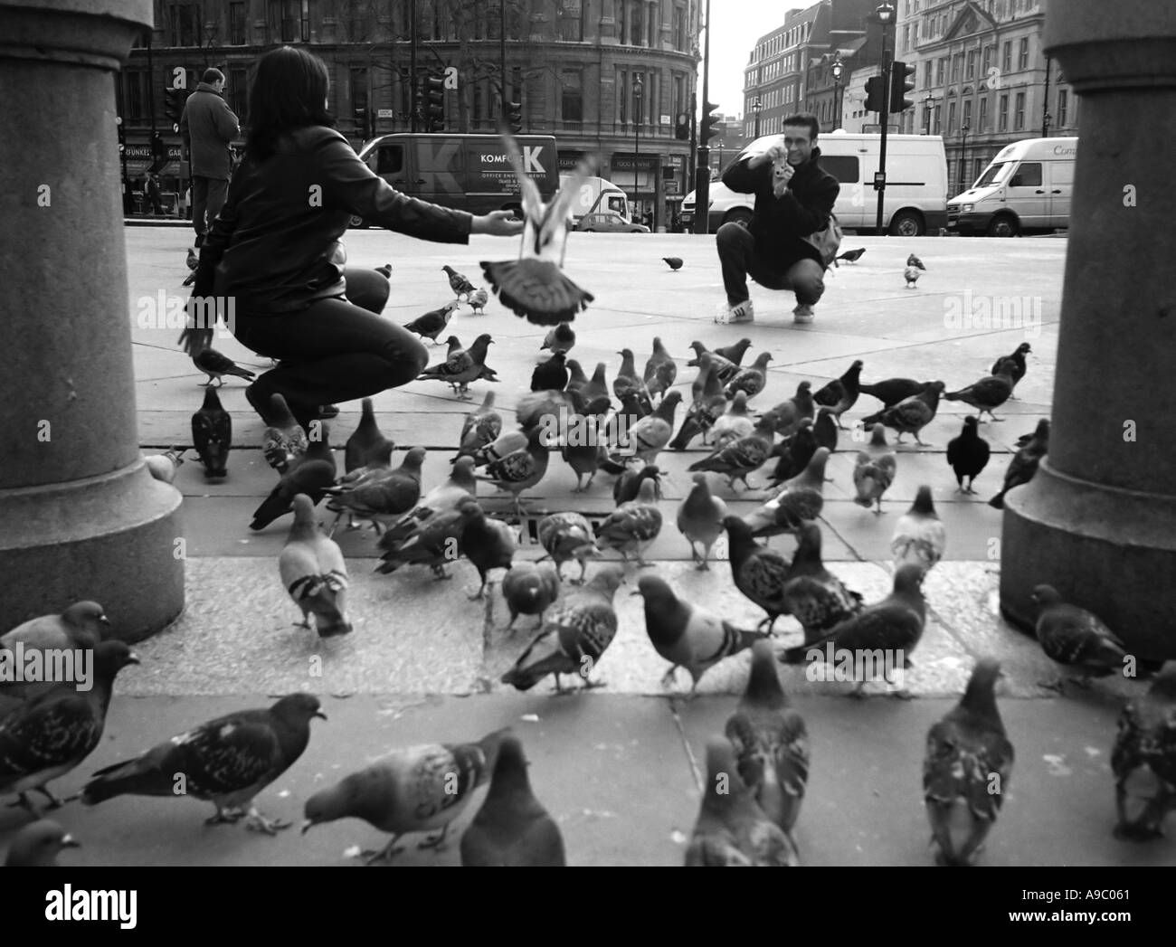 Menschen nehmen Foto von Frau Trafalgar Square London England UK Stockfoto