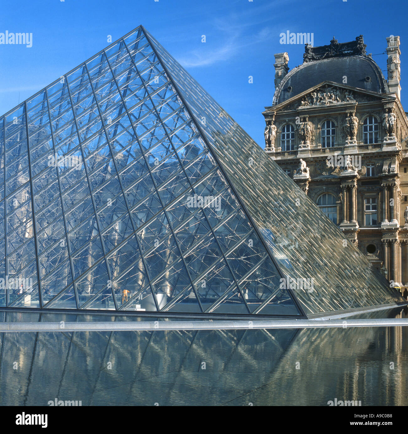 Pyramiden-Gebäude im Louvre Museum in Paris Frankreich Stockfoto