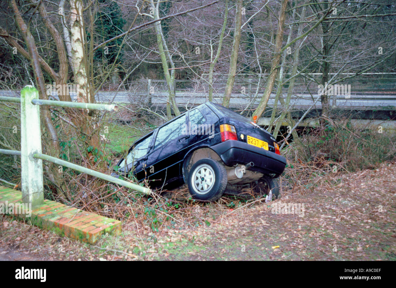 Fiat Uno stürzte in Graben Stockfoto