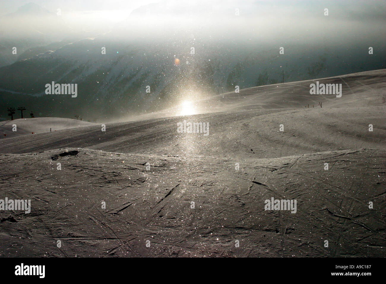 Schneekristall gegen die Sonne produzieren ein Phantom wie Leuchten Stockfoto