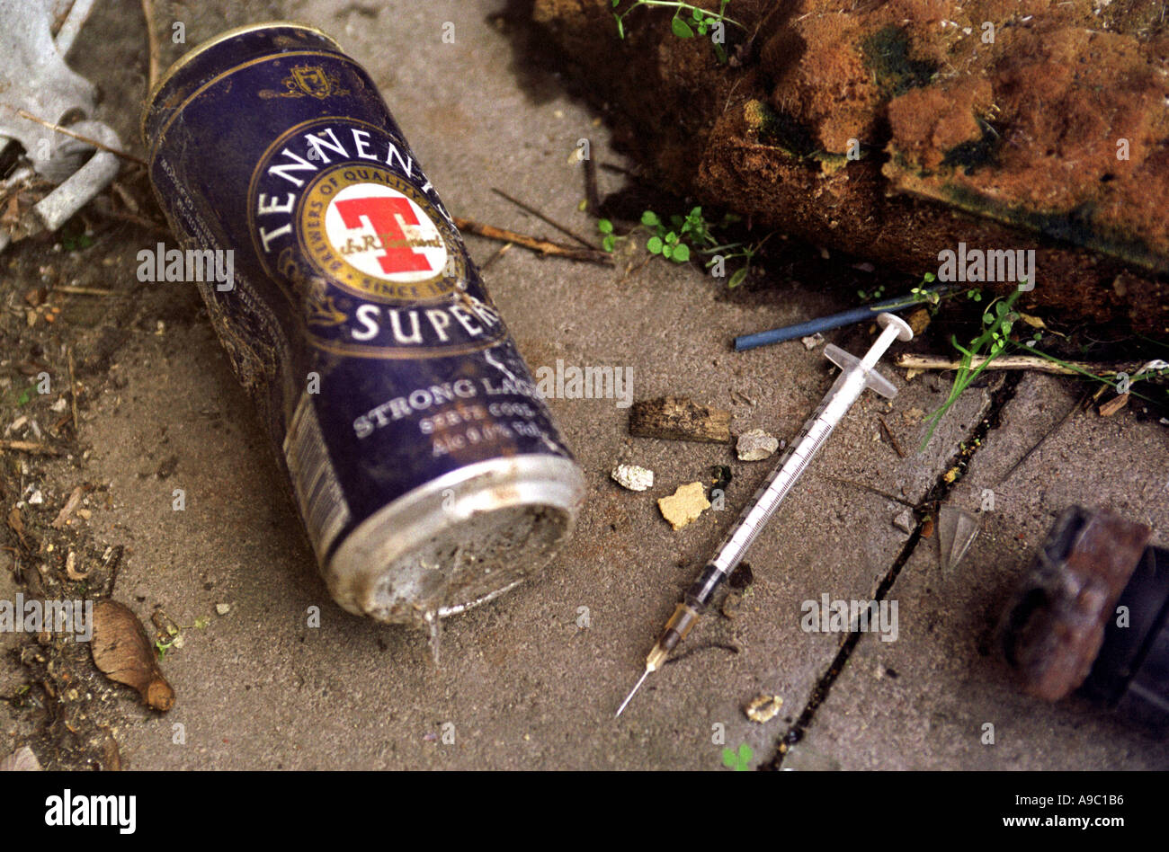 Nadeln benutzt, um illegale Drogen nach Gebrauch auf den Boden geworfen zu injizieren. Stockfoto