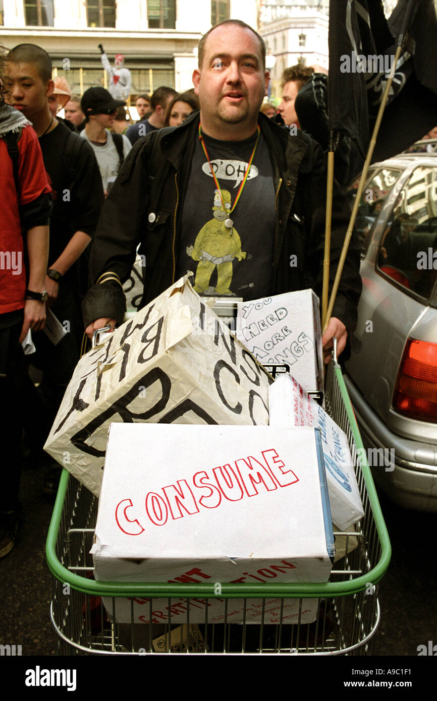 Antikapitalistische Demonstranten marschieren durch die Straßen von London mit Einkaufswagen gefüllt mit Konsumgütern zu protestieren Stockfoto