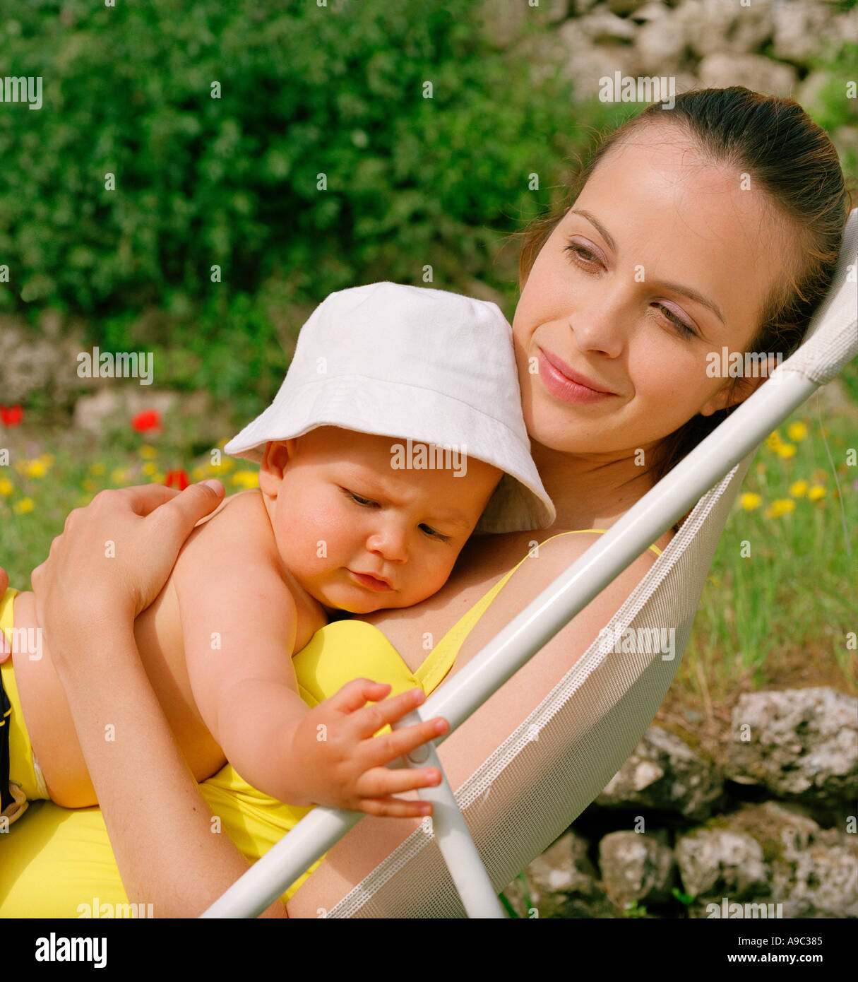 Mutter und Baby entspannend im Garten Stockfoto