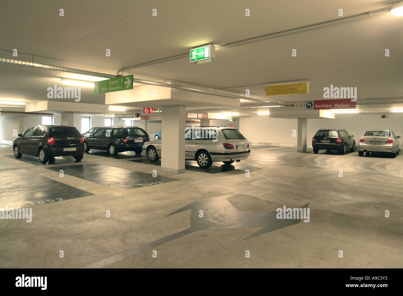 Garage Parkplatz im Einkaufszentrum Stockfoto