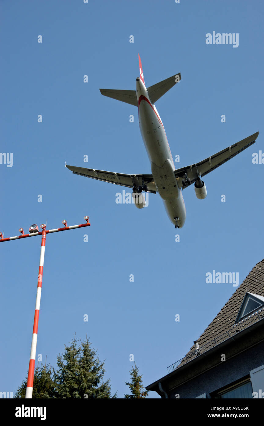 Jet, nähert sich der Flughafen Düsseldorf International, Deutschland. Stockfoto