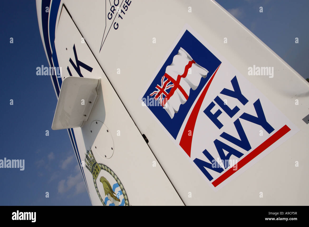 Royal Navy Grob 115 Tutor Basisflug Schulflugzeug mit fliegen Marine-Logo am RNAS Yeovilton Stockfoto