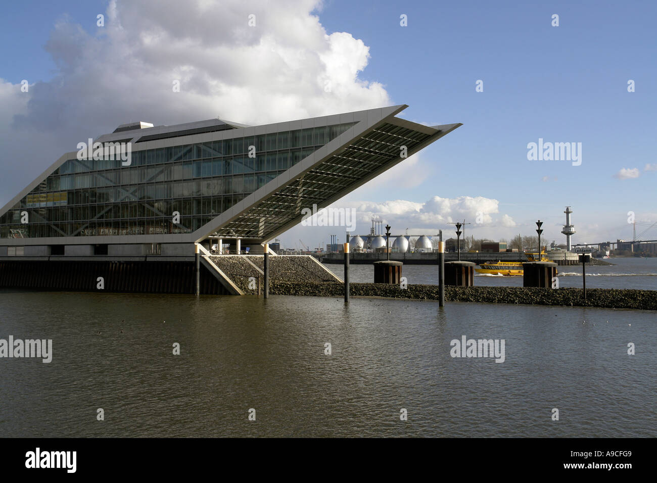 Bürogebäude am Fluss Elbe Altona Hamburg Hansestadt Deutschland Stockfoto